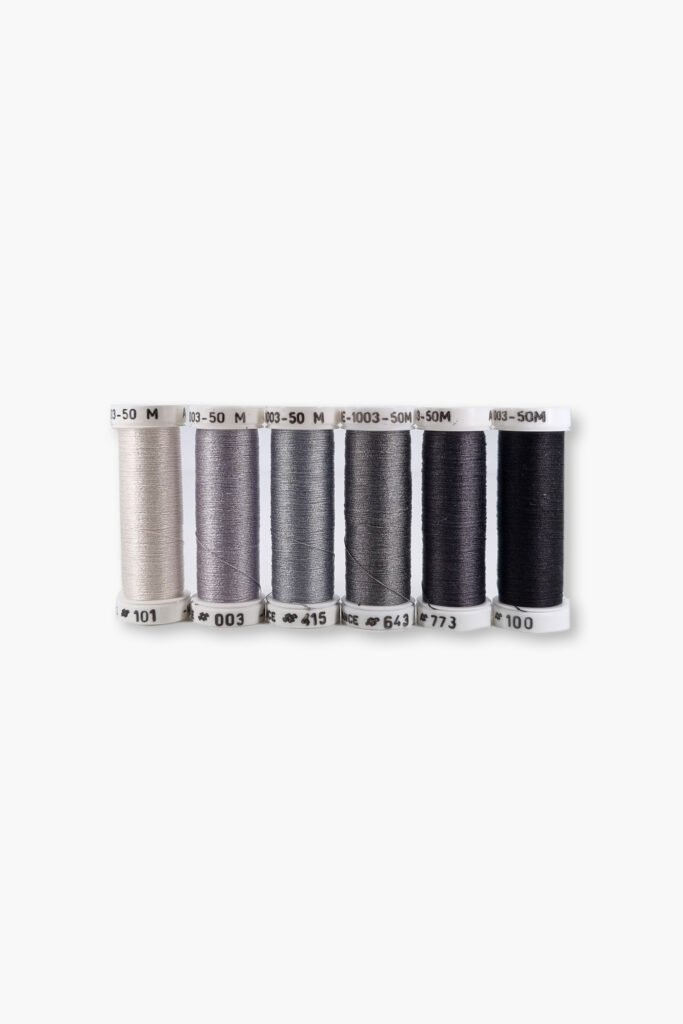Au Ver à Soie Soie 1003 “Noir & Blanc” – Confezione da 6 rocchetti – 100% seta