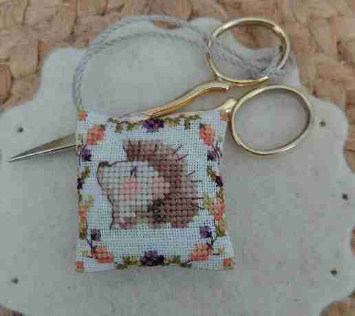Scissor Fob: Berries And Blackberries (32 Count)2" x 2" - Cross Stitch Kit