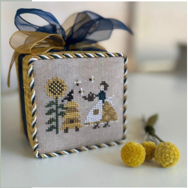 A Honey of a Frill Cross Stitch by Heart in Hand - Paper Pattern