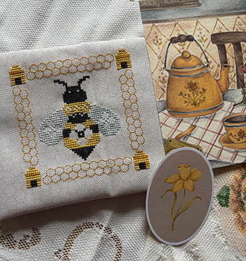 Wild Whimsy: Bumblebee Cross Stitch by Darling & Whimsy Designs - Paper Pattern