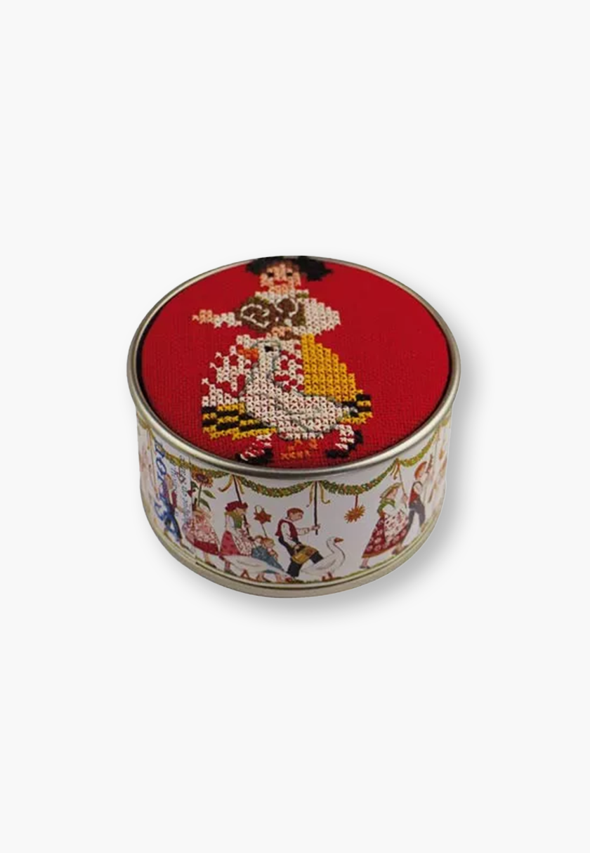 MAISON SAJOU – Kit de point de croix de la dame à l’oie d’Alsace – Débutante